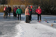 Eisstockschiessen und Schlittschuh fahren auf dem Ostparksee (Foto: Martin Schmitz)